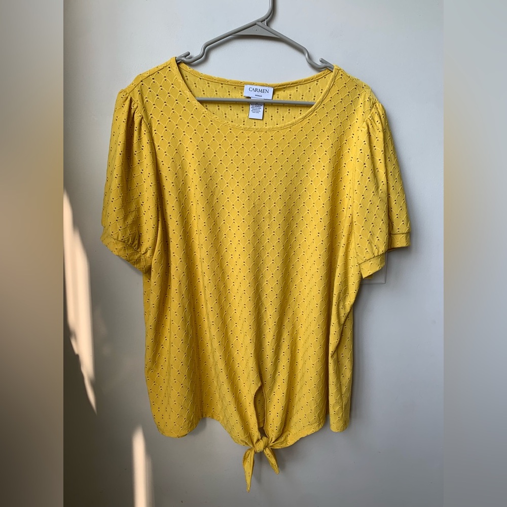 CARMEN MARC VALVO Butter Yellow Rounded Neck Short Sleeve Tie Front Blouse - Picture 4 of 5